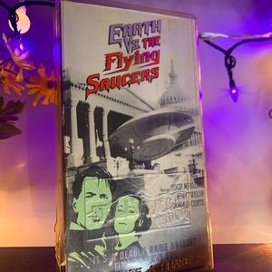 VINTAGE “EARTH VS THE FLYING SAUCERS” VHS📼